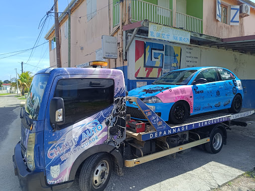 Épave de véhicule en cours d'enlèvement par CHAUP AUTO en Guadeloupe