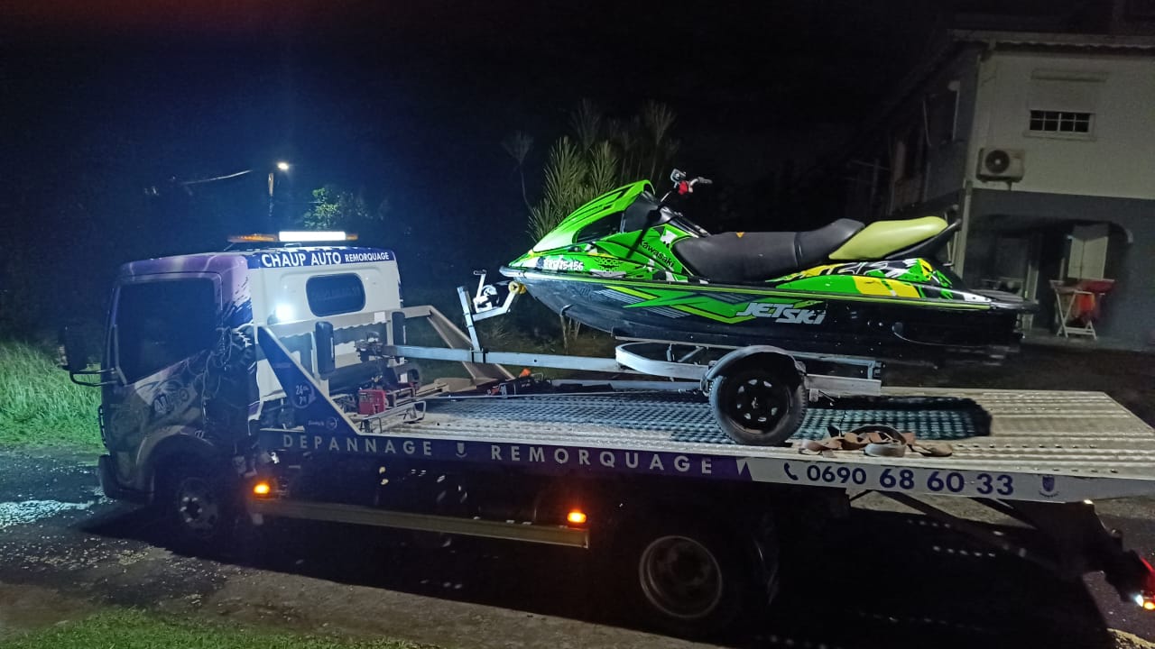 Transport de jet-ski CHAUP AUTO sur remorque en Guadeloupe